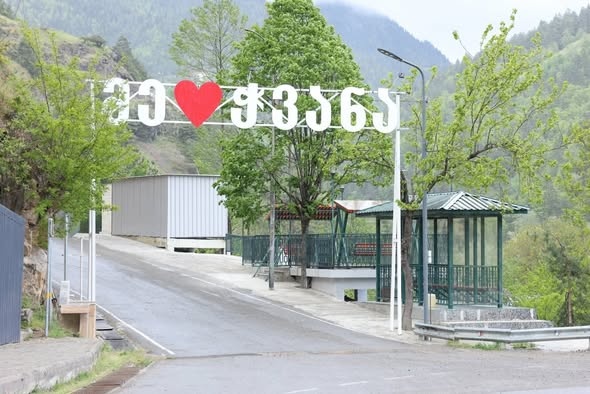 შუახევის მუნიციპალიტეტის მერი ომარ ტაკიძე ხიჭაურის ცენტრისა და მიმდებარე ტერიტორიის კეთილმოწყობის სამუშაოებს გაეცნო